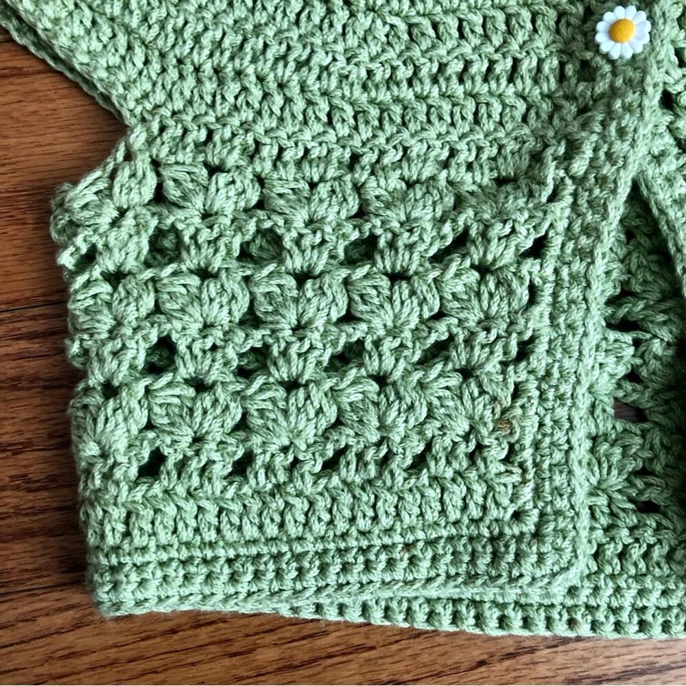 Crochet Handmade Daisy Buttons Cropped Green Vest Girl’s Size 5-8 - Picture 3 of 7